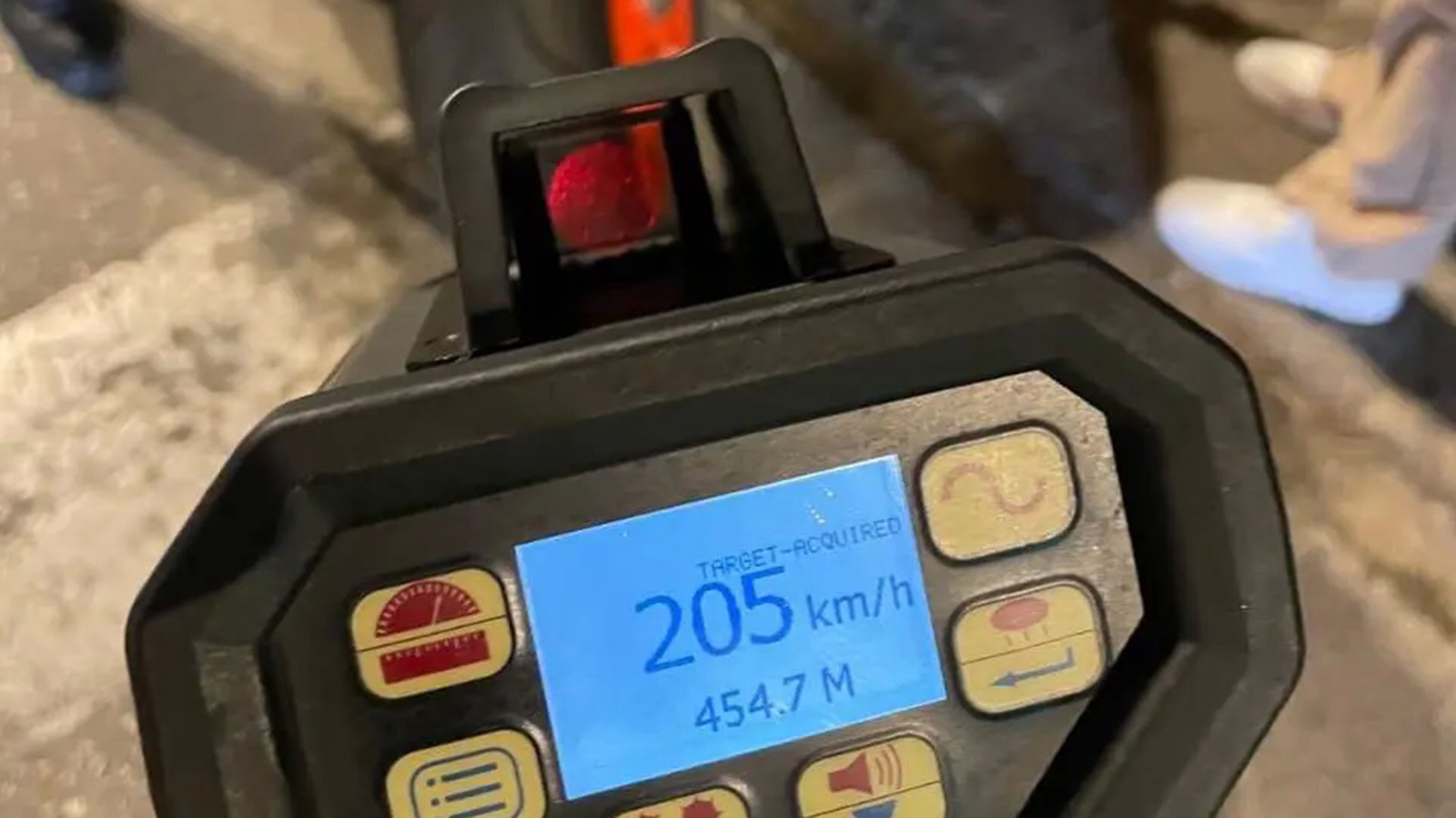 «Χειροπέδες» σε μηχανόβιο που πήγαινε με 205 χλμ./ώρα στη Βουλιαγμένης